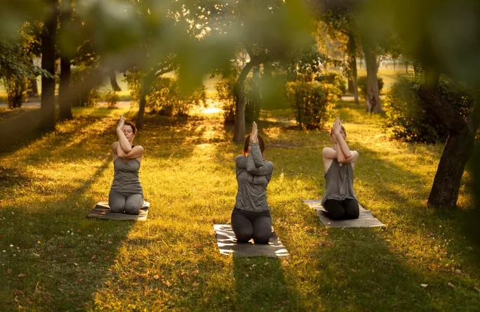 Yoga or meditation in nature: connect, rejuvenate.
